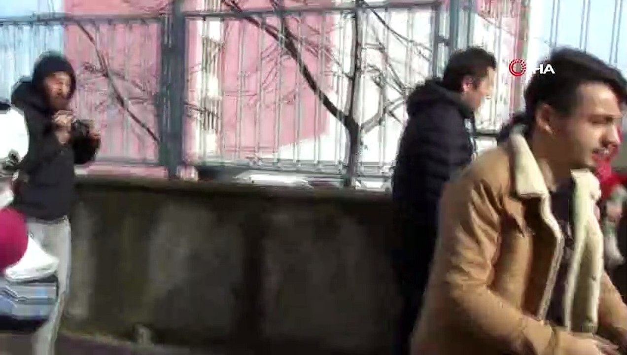 Yakalanacağını anlayan kadın dilenci 5 yaşındaki kız çocuğunu yol ortasına bırakıp kaçmaya çalıştı