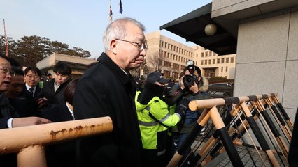 양승태, 대법원 앞 회견...끝내 檢 포토라인 '패싱' / YTN