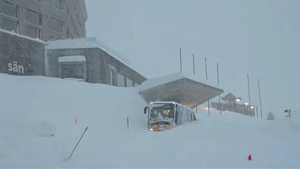 Svájc: Elöntött egy hotelt a lavina