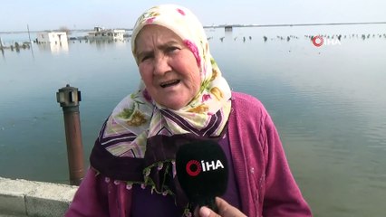 Sular altında kalan evlerini terk ettiler