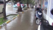 Balıkesir'de Sağanak Yağış Sonrası Caddeler Göle Döndü