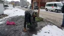 Dondurucu soğukta çocukların ekmek mücadelesi...Çöpten topladığı yanmamış kömürleri satarak aile bütçesine katkı sağlıyor