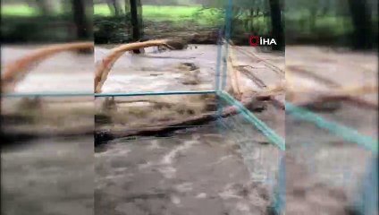 Sağanakla beraber oluşan heyelan iki mahalle yolunu kapattı