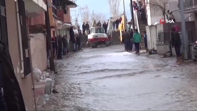 Sel Suları Evlerden Taştı...sulama Kanalı Taştı, Mahalle Savaş Alanına Döndü