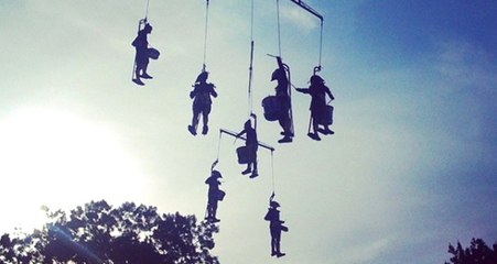 Transe-Express İsimli Fransız Gösteri Ekibi, Vinç Üzerindeki Performanslarıyla Kendilerine Hayran Bıraktı