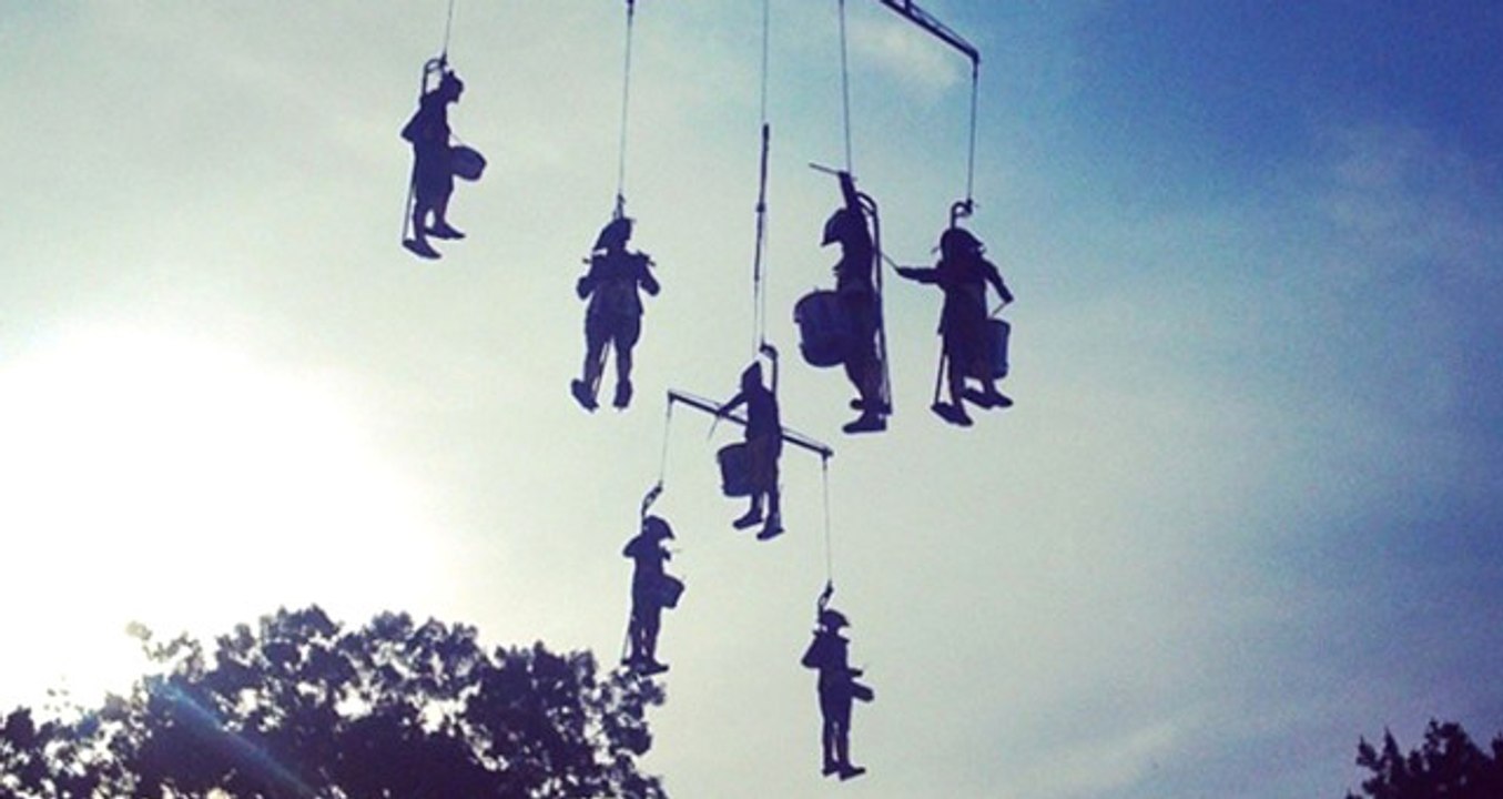 Transe-Express İsimli Fransız Gösteri Ekibi, Vinç Üzerindeki Performanslarıyla Kendilerine Hayran Bıraktı