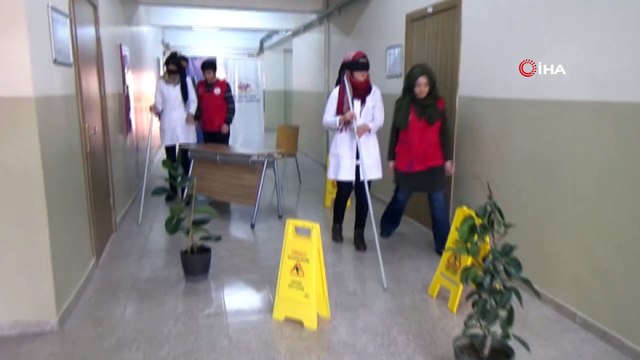Gençler görme engellileri anlamak için empati kurdular