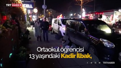 Kaldırımda tartıcılık yaparak okul harçlığını çıkarıyor