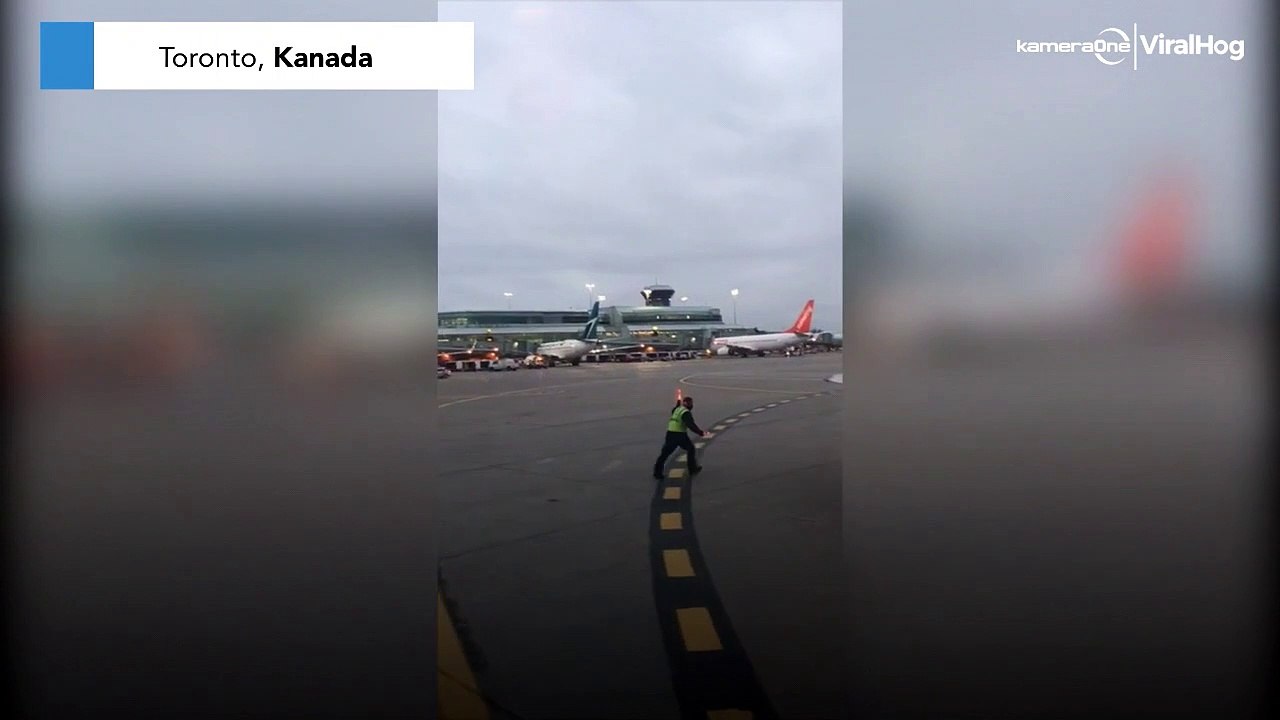 Auf Flugfeld: Einweiser zieht für Fluggäste Show ab