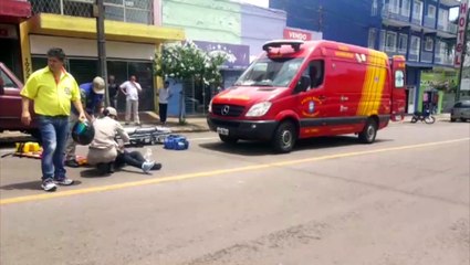 Mulher fica ferida em queda de moto