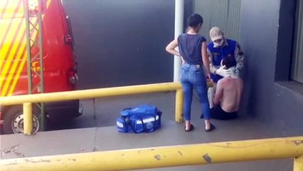 Homem se fere ao ser atingido por portão