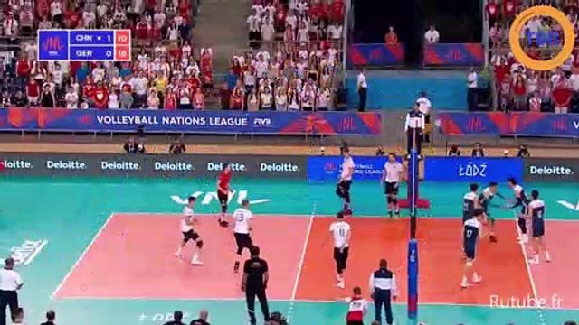 Des supporters polonais imitent l’arbitre pendant un match de volley !