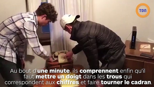 Deux ados ont 4 minutes pour comprendre comment utiliser un vieux téléphone à cadran rotatif !