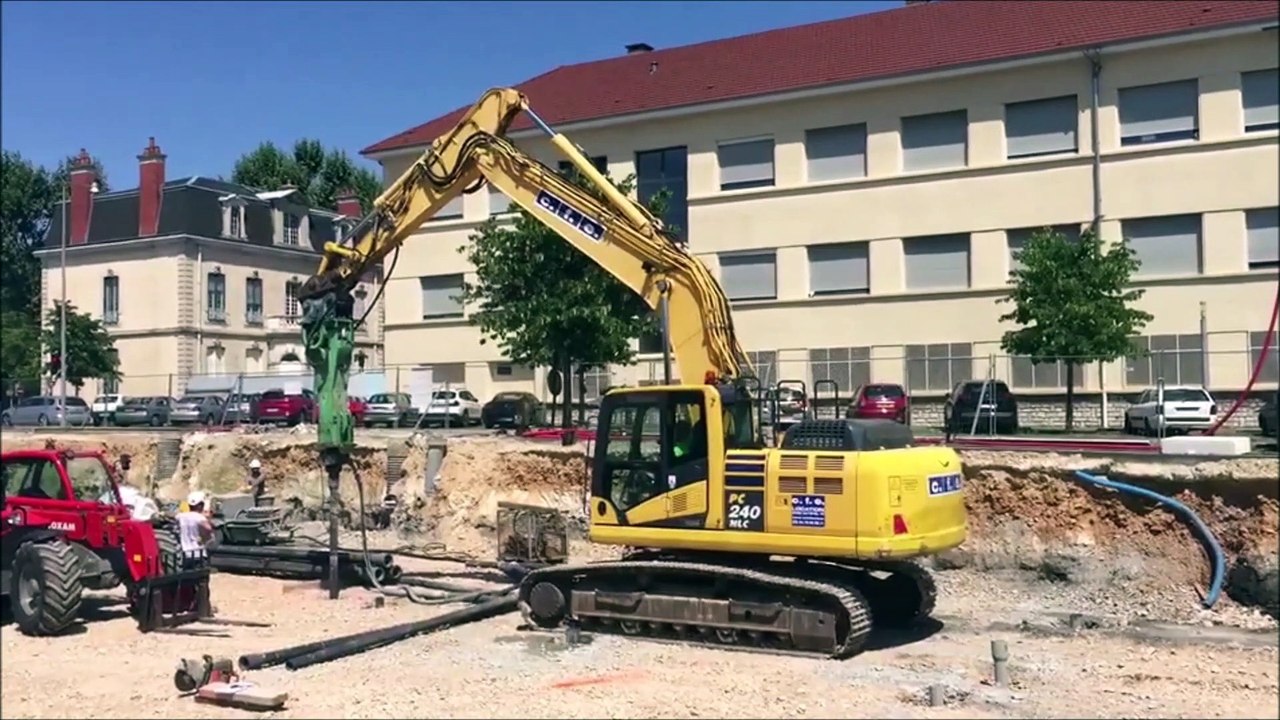 Pelle à chenilles PC 240 avec brise-roche hydraulique Montabert V1800 - CFE Location