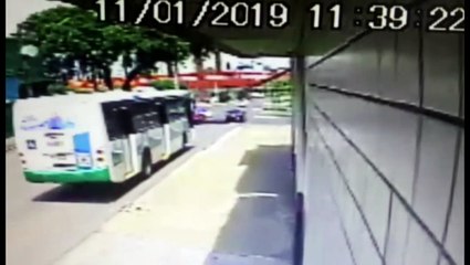 Câmera mostra carros batem no Alto Alegre