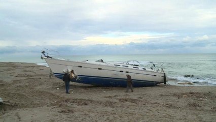 Veliero con 51 curdi in secca davanti a Melissa, in Calabria
