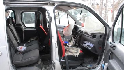 Yamaçtan Kopan Kaya Parçası Araca Çarptı: 4 Yaralı