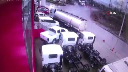 Kontrolden Çıkan Tanker Araçların Arasına Daldı