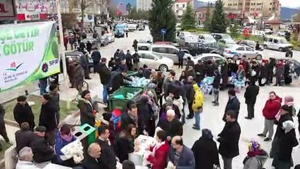 Bez torba için ellerinde pet şişelerle uzun kuyruk oluşturdular