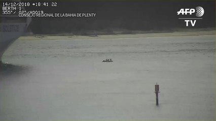 Momento en el que enorme crucero esquiva bote con cuatro jóvenes