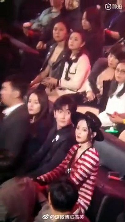 Cổ Lực Na Trát - Chu Nhất Long - Địch Lệ Nhiệt Ba ngồi chung tại sự kiện