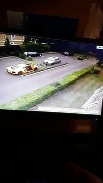 Cette Lamborghini défonce une voiture au Parking !