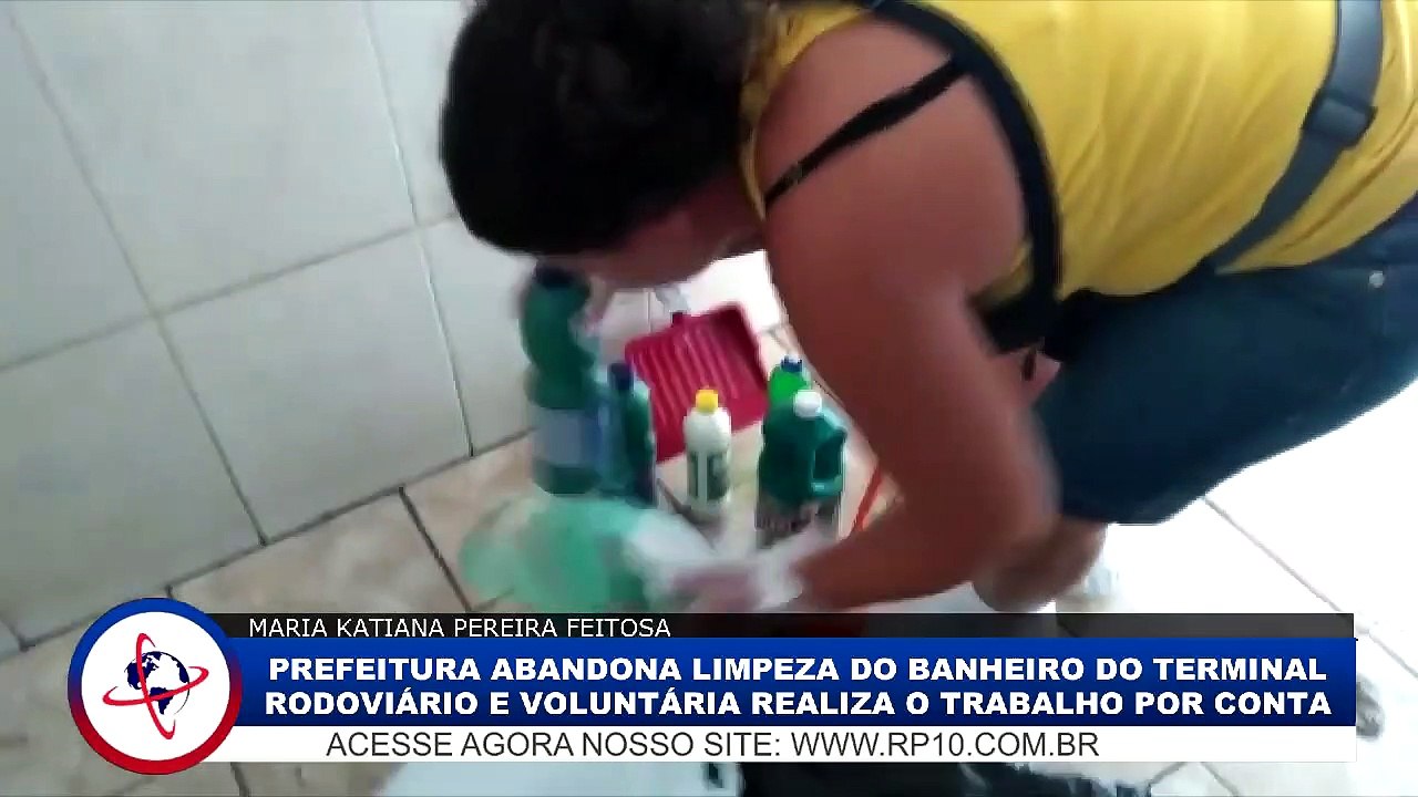 Voluntária assume limpeza dos banheiros do terminal após descaso da prefeitura de Araçatuba (SP)
