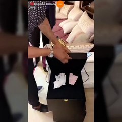 El Hadji Diouf présente ses deux ballons d'or à ses...