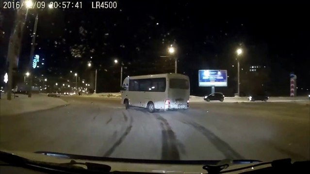 Les chauffeur de bus russes sont vraiment bons... Drift sur neige