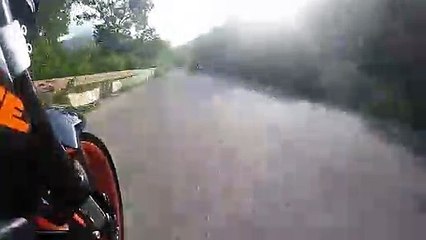 Un motard s'en sort de justesse en évitant de peu une voiture à contre sens