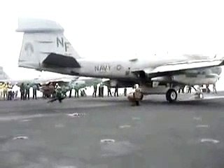 Un technicien aéronautique beaucoup trop prêt du réacteur de l'avion...