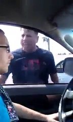 Il reste impassible face à un homme qui veut exploser sa voiture