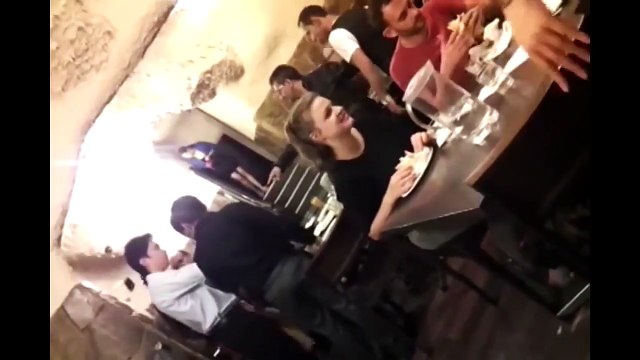 Quand ça dégénère dans un restaurant, à coup d'assiettes, de chaises et de tables!