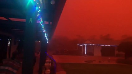 Nuit rouge en Australie, pendant une tempête de sable