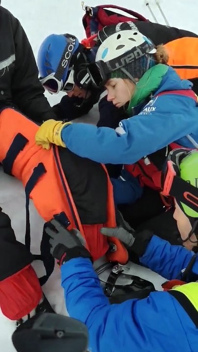 Les images époustouflantes de l’intervention de l’hélicoptère de la gendarmerie lors d’un secours en montagne