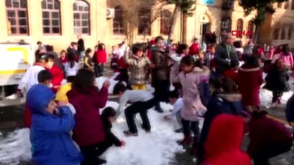 Adıyaman'da Öğrenciler Taşıma Karla Eğlendi