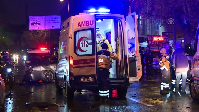 Önce ağaca sonra iki araca çarpan otomobil hurdaya döndü: 4 yaralı