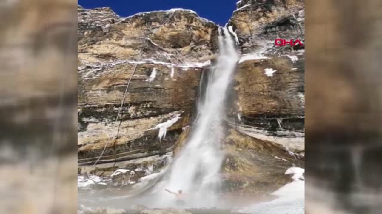 Hakkari Doğa Fotoğrafları Çekip, Buz Gibi Şelalenin Altına Girdiler