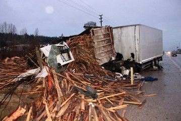 Vücuduna Tahta Parçaları Saplanan Sürücü Öldü