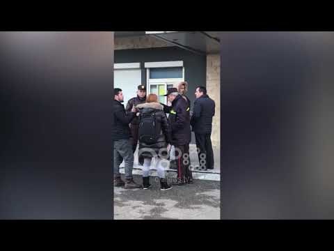 Ora News - Studentët e Ekonomikut përplasen me rojet e sigurisë
