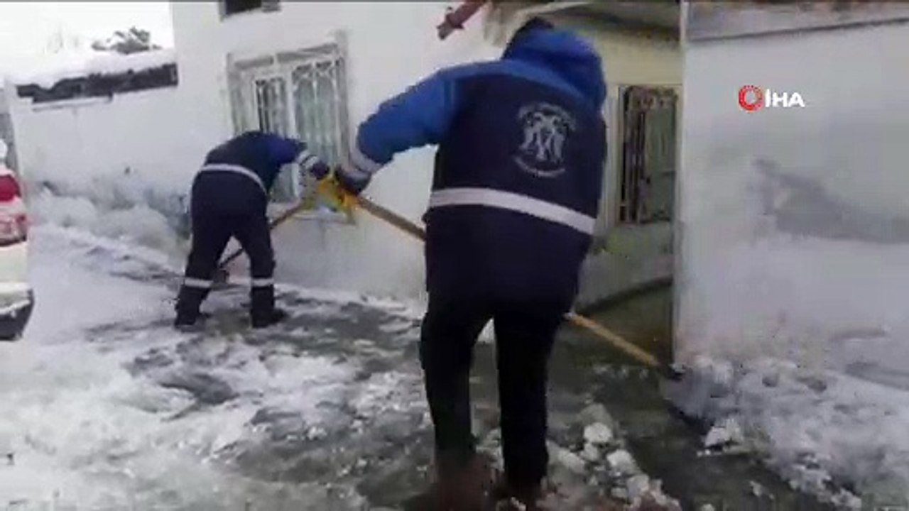 Engelli vatandaşın evinin önündeki kar ve buz birikintisini belediye ekipleri temizledi
