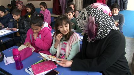 Üniversite öğrencileri topladıkları 3 bin kitabı köy okuluna bağışladı