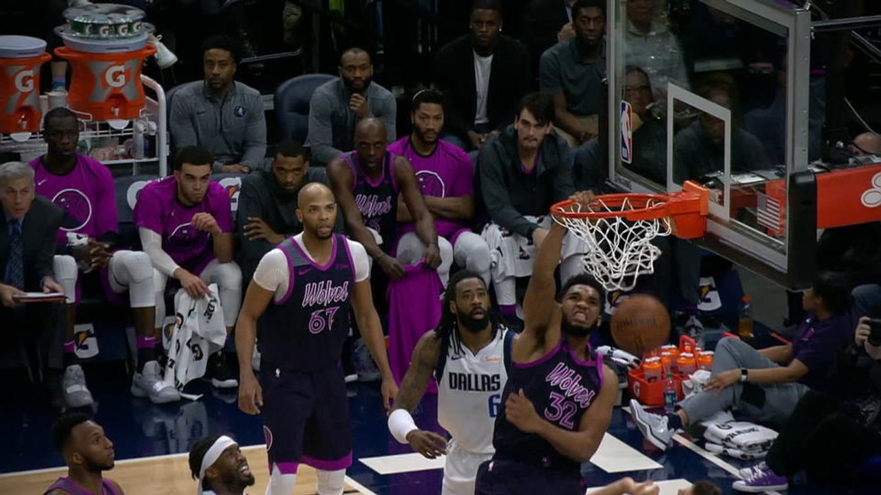 Anthony-Towns rocks the rim