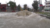 İzmir'de Etkili Olarak Sağanak Yağmur Hayatı Felç Etti