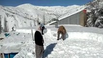 Karla Kaplı Damlar Küreklerle Temizleniyor