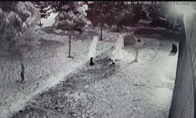 Kardan adamı tekme ve yumrukla yıktılar