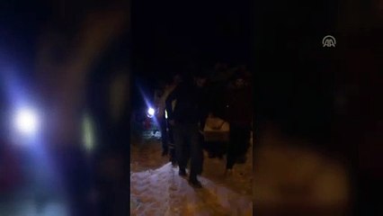 Hastayı 2 kilometre yürüyerek ambulansa taşıdılar - ADIYAMAN