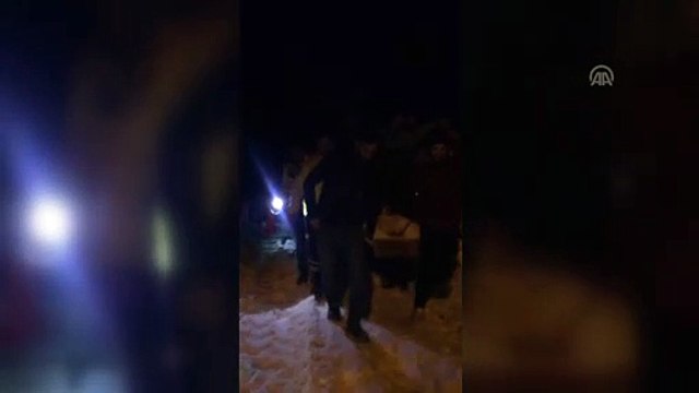 Hastayı 2 kilometre yürüyerek ambulansa taşıdılar - ADIYAMAN