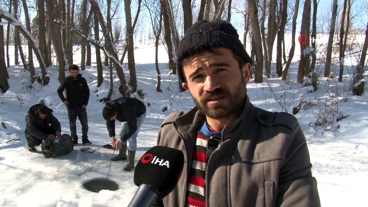 Buz tutan ırmağı balta ile kırıp balık avladılar...Donan Yıldız Irmağı havadan görüntülendi