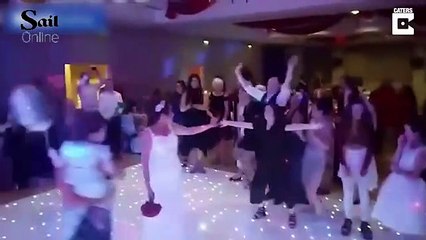 صراع طريف بين شقيقة العروس وصديقها المقرب على باقة زهور الحظ